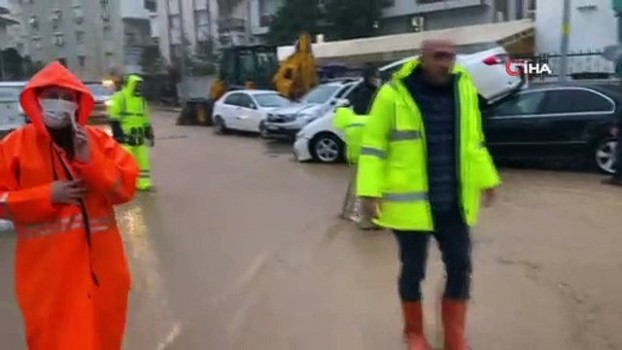 izmir de gorulmemis sel felaketi araclar ust uste bindi