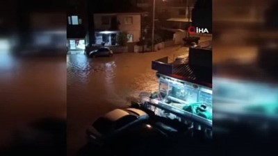 İzmir’de şiddetli sağanak sonrası yollar göle döndü