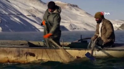 balikci teknesi -  Tek elle kürek çeken balıkçının yürek burkan hikayesi Videosu