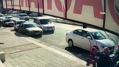 trafik sigortasi -  Yaşananlar kamerada... Hareket halindeki araca telefonunu vurup 'Araç bana çarptı' diyerek para istedi Videosu