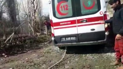 hasta kurtarma -  Batman’da hasta almaya giderken çamura saplanan ambulans, traktör yardımıyla kurtarıldı Videosu
