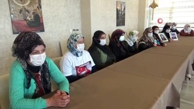 oturma eylemi -  Çocuğunu Gara'da şehit verdi, evlat nöbetindeki aileleri yalnız bırakmadı Videosu