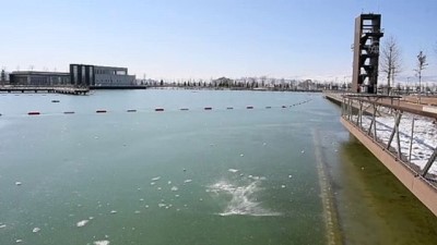 ÇORUM - Millet Bahçesi'ndeki 24 bin metrekarelik göletin yüzeyi buz tuttu