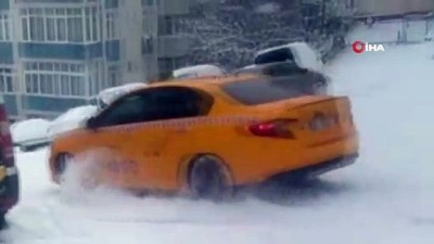 ticari taksi -  Karda kayan taksiden atlayan yolcu kamerada Videosu