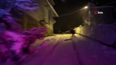 kayak merkezi -  Kardan kapanan köy yolunu kayak merkezine çevirdi Videosu