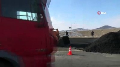 acil servis -  Kayseri'de kömür tozu yüklü tır devrildi, yol ulaşıma kapandı Videosu