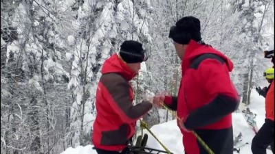 ormana - KOCAELİ - Kayak yaparken pistten çıkarak karda mahsur kalan turisti JAK timi kurtardı Videosu