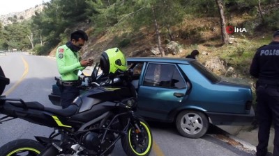 dur ihtari -  Polisi görünce, kız arkadaşını araçta bırakıp dağa kaçtı Videosu