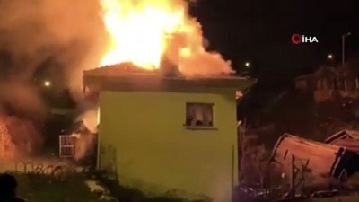  Sındırgı’da çıkan yangında bir ev kullanılamaz hale geldi