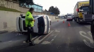  Sultangazi’de araç takla attı, kaza nedeniyle trafik oluştu