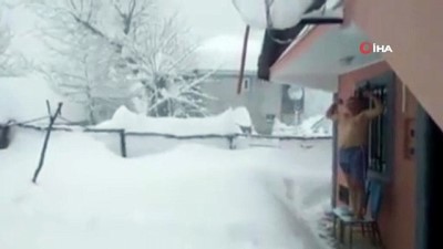 kar yigini -  1,5 metre kar içinde yüzmenin keyfini çıkardı Videosu