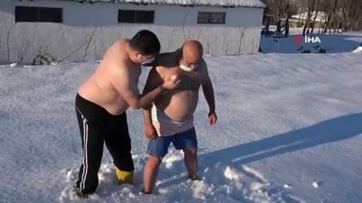 grip -  Amca-yeğen her yıl kar banyosu yapıp karda güreşiyor Videosu