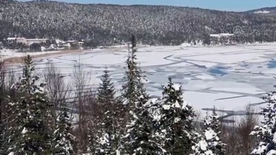 kardan adam - BOLU - Abant Tabiat Parkı, Kovid-19 kısıtlamalarında en sakin günlerini yaşıyor Videosu
