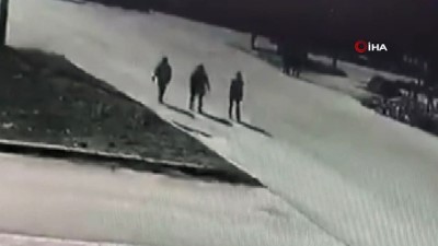 carpma ani -  Genç kıza çarptı, taşa vurdum deyip yoluna devam etti... O anlar kamerada Videosu