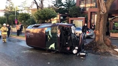 İSTANBUL - Beşiktaş'ta ağaca çarpan otomobilin sürücüsü yaralandı