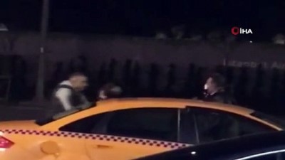 akaryakit istasyonu -  İstanbul’da taksiciye “yolu uzattın” tokadı kamerada Videosu