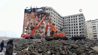  Kentsel dönüşüm kapsamında kontrollü yıkılan binanın yıkılma anı kameralara yansıdı
