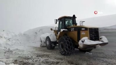  Muş’ta iş makinelerinin 5-6 metrelik karla mücadelesi