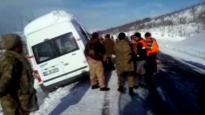 SİİRT - Kar nedeniyle şarampole kayan minibüs ekiplerce kurtarıldı
