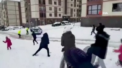 kar topu -  Şırnak polisi ile çocuklar arasında eğlenceli kar topu savaşı Videosu