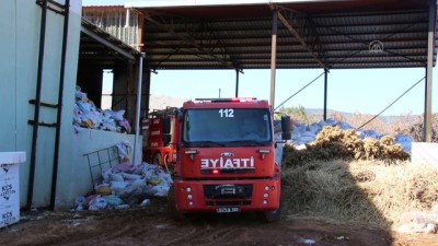 UŞAK - Ahşap süs eşyası üretilen atölyede çıkan yangın kontrol altına alındı