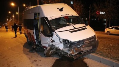  Elazığ’da  minibüs ile otomobili çarpıştı: 5 yaralı