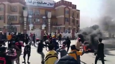 yolsuzluk - Irak'ın Zikar ilinde göstericiler, valilik binasını taşladı ve yolu trafiğe kapattı Videosu