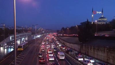 gizli buzlanma -  İstanbul'da 56 saatlik kısıtlama sonrası 15 Temmuz Şehitler Köprüsü'nde trafik yoğunluğu Videosu