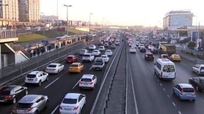 metrobus duragi - İSTANBUL - Haftanın ilk iş gününde trafik yoğunluğu arttı Videosu