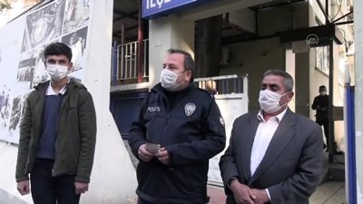 polis karakolu - KAHRAMANMARAŞ - 16 yaşındaki gencin yolda bulduğu 20 bin lira sahibine teslim edildi Videosu