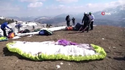 parasutcu -  Kar manzarasında yamaç paraşütü Videosu