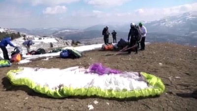 parasutcu - MERSİN - Yamaç paraşütçüleri kar manzarasında atlayış yaptı Videosu