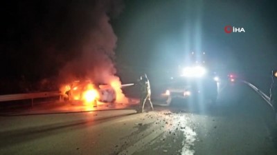 dur ihtari -  Polisten 150 kilometre kaçan şüphelileri kenti birbirine kattı: Ekip aracına ve bariyerlere çarpan araç alev aldı Videosu