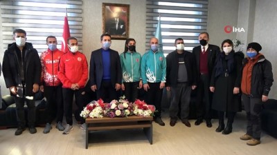 Türkiye rekortmeni İnce, çiçeklerle karşılandı