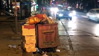 İSTANBUL - Maltepe'de grev nedeniyle toplanmayan çöpler sokaklarda birikti