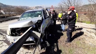KARABÜK - Bariyere saplanan otomobilin sürücüsü yaralandı