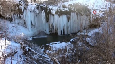 buz sarkitlari -  Sibirya soğukları şelaleyi dondurdu, dev sarkıtlar görsel şölen sundu Videosu