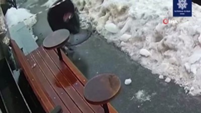 buz kutlesi -  - Ukrayna’da yolda yürürken başına buz kütlesi düştü Videosu