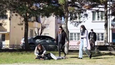 evlilik teklifi - UŞAK - Parkta bayılan hastaya müdahale için giden hemşire sürpriz evlilik teklifiyle karşılaştı Videosu