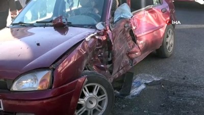 direksiyon -  Virajı alamayan araç başka bir araca çarparak durabildi: 4 Yaralı Videosu