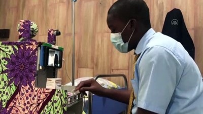 bulasici hastalik - ABUJA - Nijeryalı öğrenciler, sağlık çalışanlarının Kovid-19 hastalarıyla temasını en aza indirmek için robot tasarladı Videosu
