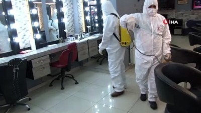  Fatih’te kadın kuaförleri korona virüse karşı dezenfekte edildi