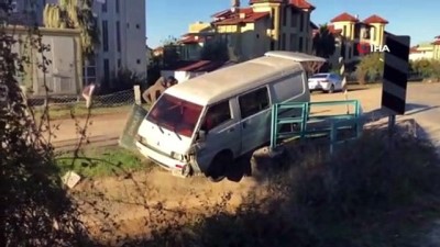 minibus soforu -  Güneşte önünü göremedi, işçileri taşıyan minibüs kanala uçtu Videosu