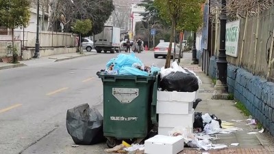 İSTANBUL - Maltepe'de grev nedeniyle toplanmayan çöpler sokaklarda birikti