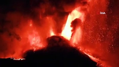 hava trafigi -  - İtalya'da Etna Yanardağı püskürttüğü lavlarla geceyi aydınlattı Videosu