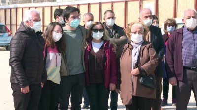 İZMİR - Depremde yıkılan Rıza Bey Apartmanı sakinleri ev istiyor
