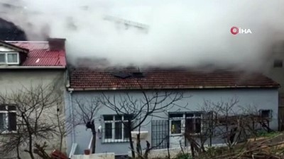  Arnavutköy'de binanın çatı katı alev alev yandı