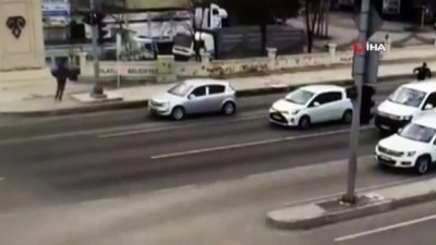 carpma ani -  Durdurmaya çalıştığı aracın çarptığı polis havada böyle takla attı Videosu