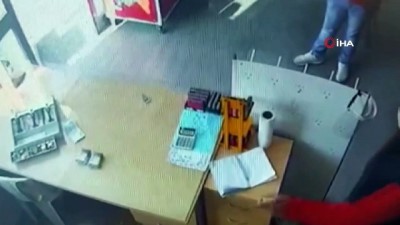 maskeli soyguncu -  İzmir'de benzin istasyonundaki pompalı tüfekli soygun kamerada Videosu