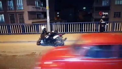  Motosiklet sürücüsünün metrelerce sürüklendiği feci kaza kamerada